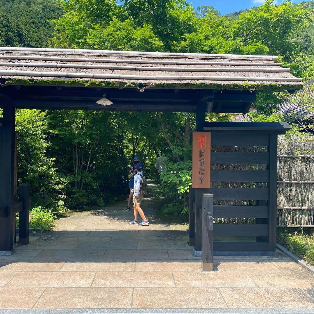 鈴木サチのインスタグラム：「. 先日の旦那さんの誕生日は箱根温泉へ . この日は天気もすごく良くて暑かったぐらい☀️ . 温泉もお昼ご飯も箱根湯寮で♨️ . 囲炉裏焼きがすごく美味しかったー😆😆✨ . 久しぶりにゆったり家族時間を過ごす事ができました😍🤟 . . 改めてお誕生日おめでとう🎂 . いつもありがとね😘😘 . . #ママ #ママモデル #モデル #温泉 #家族時間」