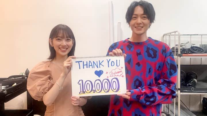 サレタガワのブルーのインスタグラム：「祝🎊❗️❗️#サレブル 公式インスタ📸フォロワー10,000人達成💙😍！！ なななんと🌟開設から５日で1万フォロワー達成😳❗️ 皆様に感謝の気持ちを込めて取材中の主演お2人から急遽コメントいただきました👫✨ ありがとうございます💑  これからもオフショットや最新情報をどんどんアップしていくので皆さん随時チェックしてくださいね💙😘  @atsuhiro.inukai_official  @horimiona_official   #今日は #取材日でした #1万フォロワー達成 #thankyou #目指せ10万人 #サレブル #ドラマイズム #犬飼貴丈 #堀未央奈」