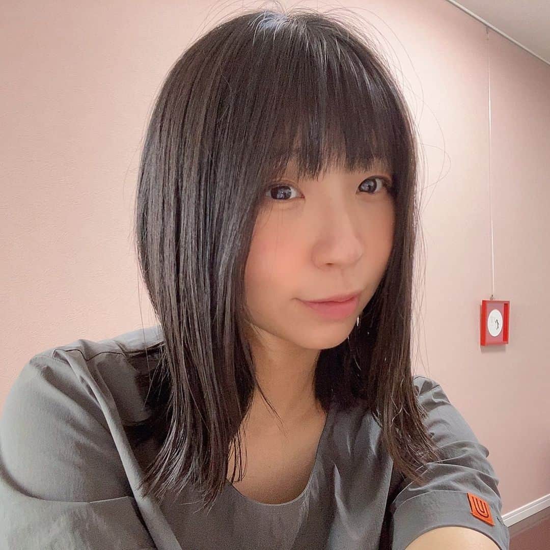 古川未鈴のインスタグラム：「. . . new my hair style... . . . 思い切ってショートにしようと思いましたけど 子育てとかするにあたって ギリギリ髪を結べた方がいいという話も聞き これくらいに！20センチくらい切った！ セミロングとミディアムの狭間、セミディと言うみたいです。 . . . 中学生ぶりくらいかもしれない、、この長さは、、 さっぱりして自分でもお気に入りです。 . . . . 内田さん、いつもありがとう！ @lecotokyo  . . . #dempagumi  #pregnant  #haircut」