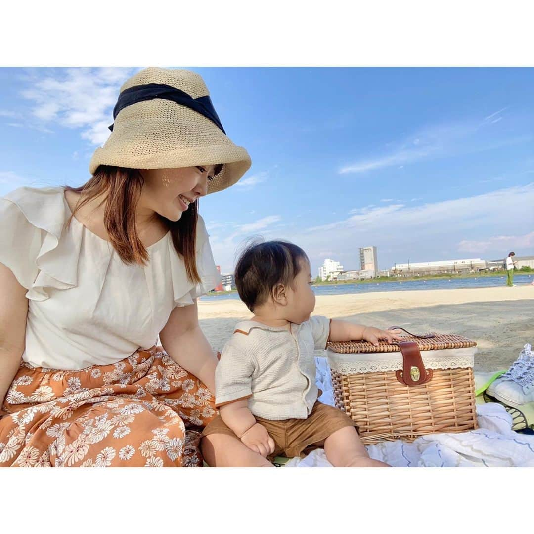 鬼頭由芽さんのインスタグラム写真 - (鬼頭由芽Instagram)「・ とにかく外が好きな息子さん。 風を感じるだけで大爆笑するので 天気がよければ毎日お散歩☀️ 砂浜に笑い声が響き渡ってました。  最近色だけ合わせる こっそりリンクコーデやりがち😌 今日なんて二人だけで散歩してたから 別に誰も見せる人いないんだけど😂 写真には収めておく😌💕 三脚自撮りバンザイ😌💕  #ママライフ #生後8ヶ月 #男の子ママ #新米ママ #令和2年ベビー #2020年ベビー #2020年9月出産 #2020秋ベビー #令和ベビー #ベビー服 #赤ちゃんコーデ #ママリ #コズレ #ままのて #ママノワ #たまひよ#コドモノ #赤ちゃんのいる生活　#mamagirl #ベビメモリ #sango #nextbaby」5月25日 17時36分 - xxyumeyumexx