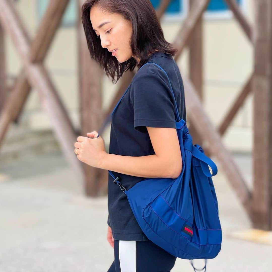 夏美のインスタグラム：「こちらのBRIEFINGのバッグ コンパクトにたためるので持ち運びにとっても便利👍 鮮やかなカラー展開でこれからの季節にぴったり〜❗️私はネイビーをチョイス😊 抗菌・抗ウイルス加工を施した素材なのも嬉しいポイント✨  現在、このバッグが当たるプレゼントキャンペーンがBRIEFING OFFICIAL Instagram(@briefing_official)で実施されてます❗️ フォロー＆いいねをすると抽選でこちらのバッグがプレゼントされるそうですので、タグ付けのBRIEFING OFFICIAL Instagramをチェックされてみてください☺️ ＊ ＊ #briefing #ブリーフィング　#briefingbag 　#MARKETPACKABLEPACK」