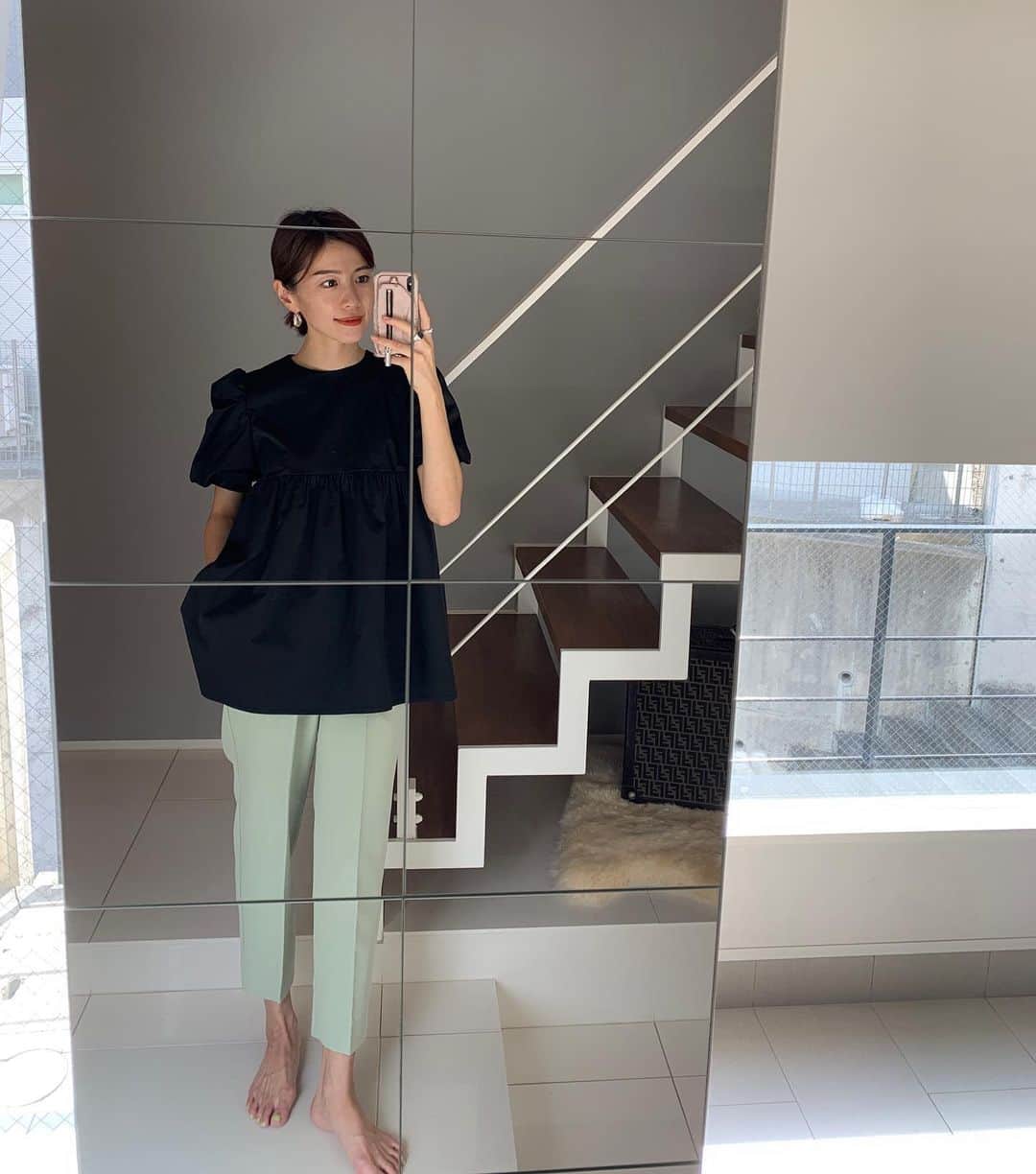 のインスタグラム：「一番人気のblack🖤🖤🖤 カラーパンツと合わせるとまた雰囲気が変わって良い🖤💚🖤💚 テーパードパンツのミントはベーシックなカラーに飽きた時にオススメ💚✨ 夏はどこかに色物を入れたくなる🌻 ブラウスのご予約は明日の9時までです♡✨ #fashion#mamafashion #bowa#ボウエー」
