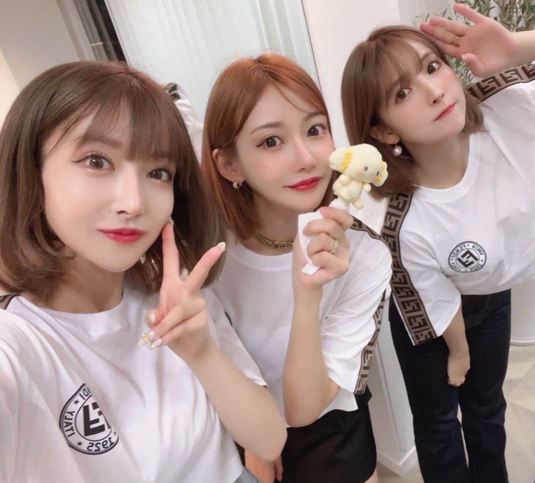 明日花キララのインスタグラム：「3つ子過ぎん！？！？？ かわいい子のボブってやぱ強いです😮‍💨❤️‍🔥 ゆあまるこの日の為にわざわざボブにしてくるし、 カリたんオソロのTシャツプレゼントしてくれるし 2人ともいい女すぎる..😮‍💨😮‍💨 しかも更にサプライズもあったからそれはまた今度載せる！！！ カリたんいろいろ大変だたけどもうちらが守っていくよ🔥👮🏻❤︎ #こぎみゅん #Triplets 👩🏻‍🦰👩🏻‍🦰👩🏻‍🦰」