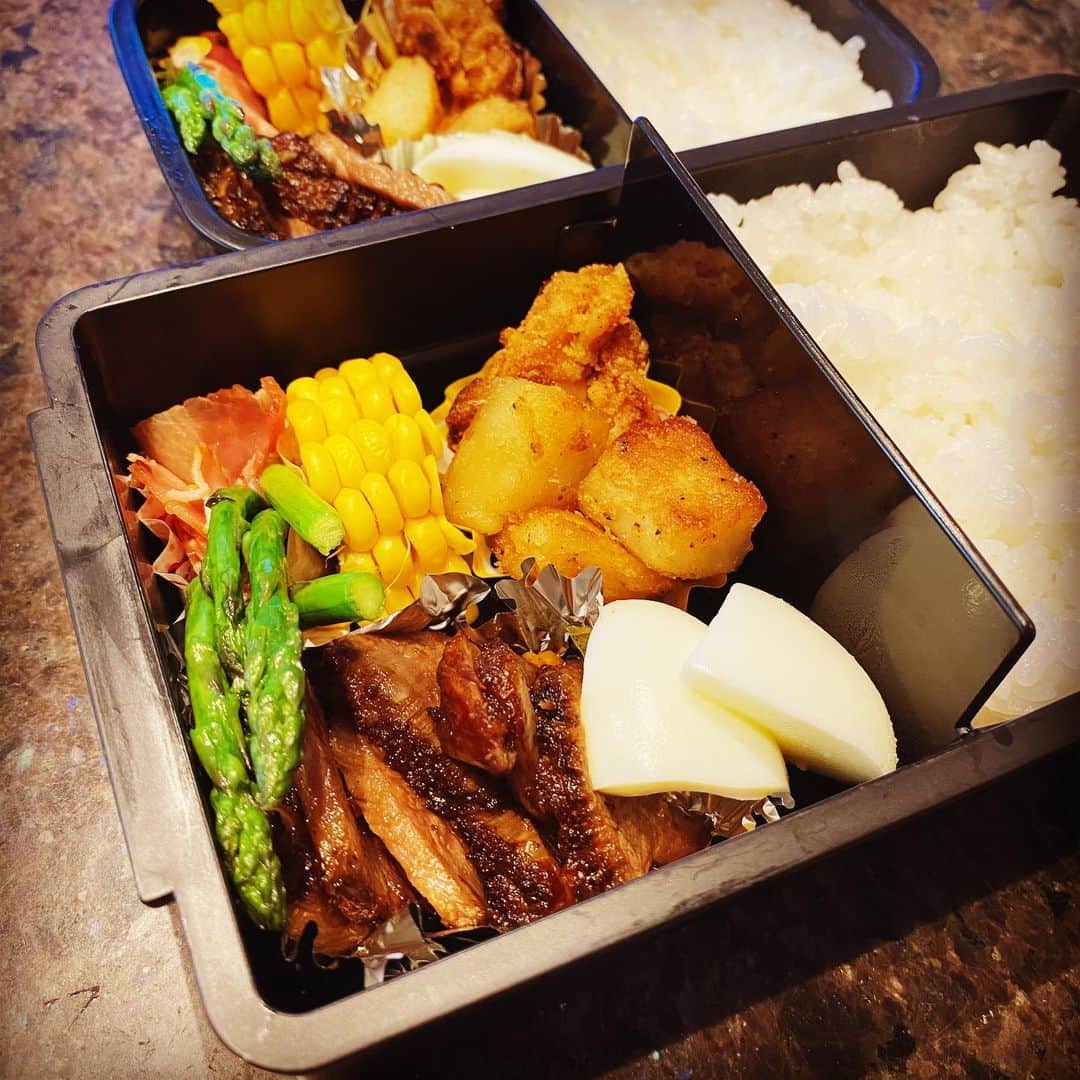 田波涼子さんのインスタグラム写真 - (田波涼子Instagram)「今朝は早起きしたのに、のんびりしすぎて最後バタつくという。。。  #お弁当　 #ステーキ　#bbq  の残り　 #ポテト　 #kids #school #lunchbox  ステーキのタレは、玉葱すりおろし、酒、みりん、だし醤油、ハチミツを煮詰めて。量は全て適当です😅 #本当はご飯の上にのせたい　 #白米好き」5月25日 18時03分 - ryokotanami.idea