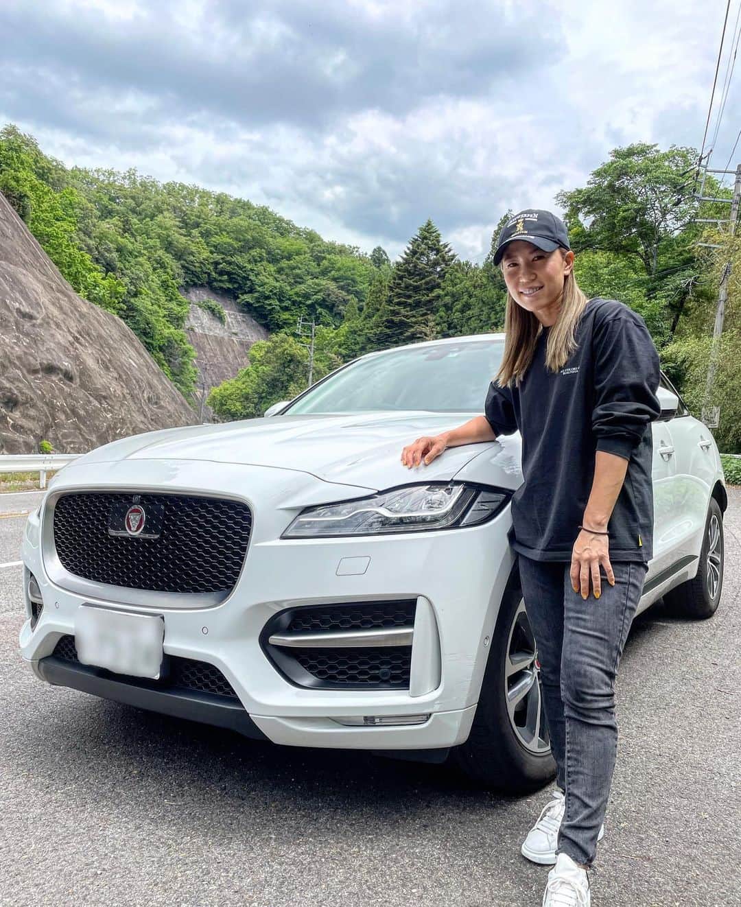 上田桃子のインスタグラム：「今週リゾートトラストレディースでは普段からスポンサードして頂いている @jaguarjapan さんにジャガーF paceを貸して頂いてます！ 普段黒のF paceに乗ってるので、白だとまだ全然違う気分で運転を楽しめます🎵  いい気分で今週の4日間も頑張れます🔥  #jaguar  #fpacesport #リゾートトラストレディース」