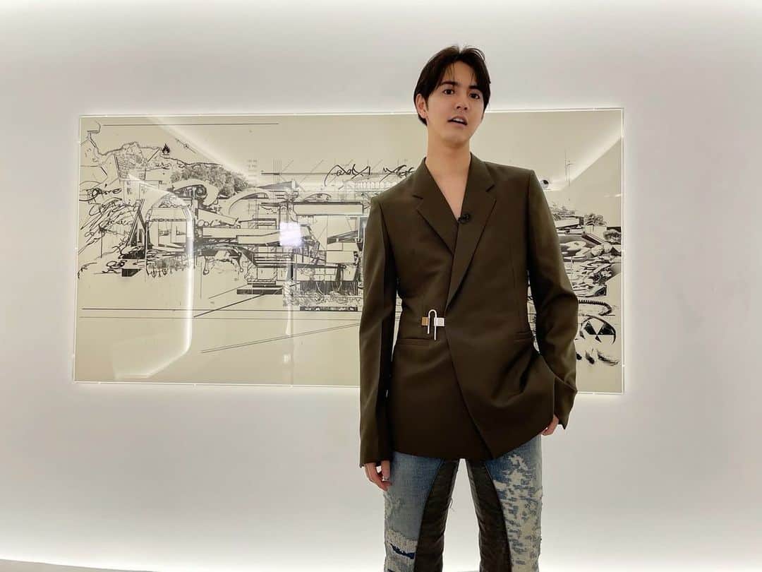 片寄涼太のインスタグラム：「先日行われた 【微博星耀盛典】Weibo Starlight Awardsにて 【星耀名人堂】Hall of Fame at Weibo 【星耀人气全能艺人】Almighty Famous Artist at Weibo という２つの賞を受賞いたしました‼️ I’m very honored to receive these special awards.  Thank you to everyone for your love and support.  I’ll continue to do my best and get to know more people from around the world!! 🌈✨」