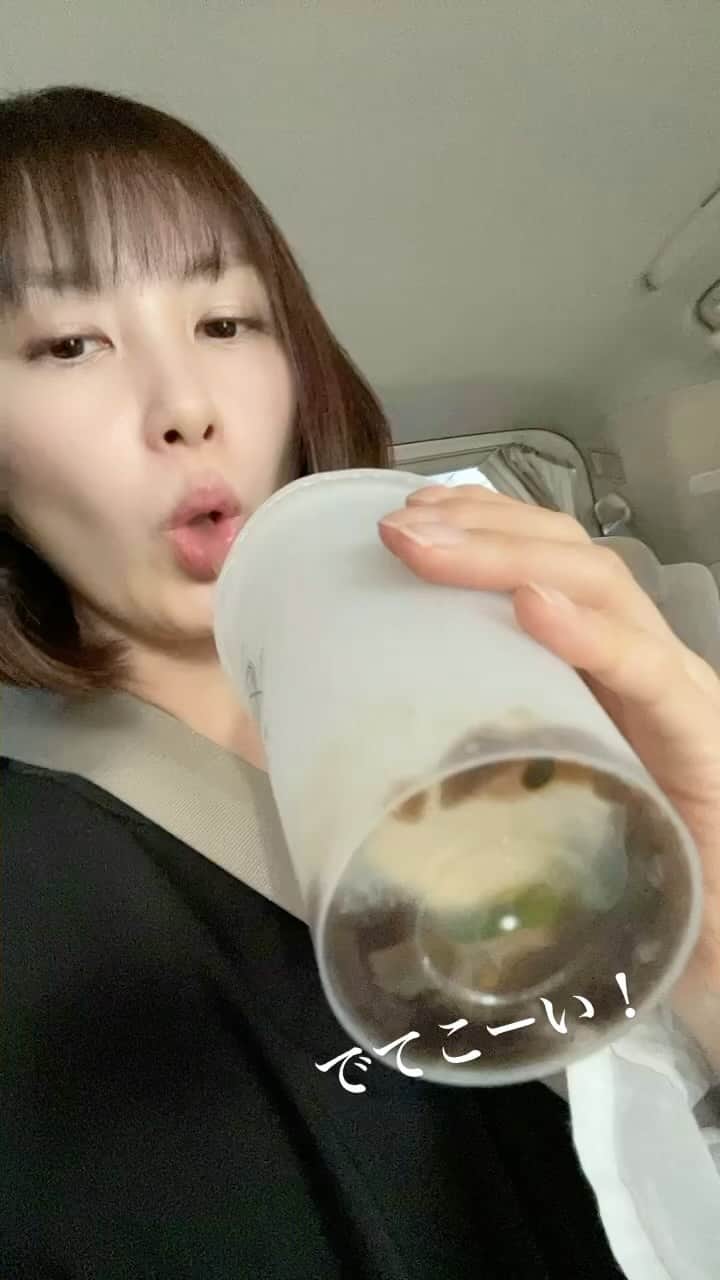 山口もえのインスタグラム：「・  今日は暑かったー🌞 タピオカと仙草ゼリーをトッピング✨  最後… 吸っても吸ってもでてこない。笑  イラッとせずに飲み干せる人 いるのかなぁ❓🤣  #タピオカ#仙草ゼリー #テイクアウト #イラッとせずに飲み干せる大人になりたい」