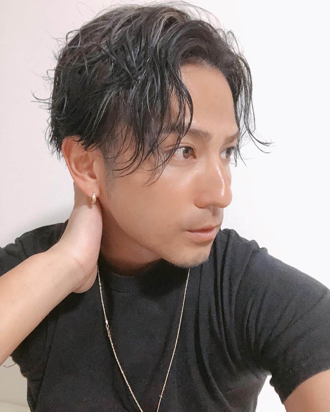 石鍋正寿さんのインスタグラム写真 - (石鍋正寿Instagram)「@minxaoyama_official   久しぶりにメッシュ&カラーしたー❗️ アプリ使用してるもんで…、ちと分かりづらいかもですけど、今はブルーっぽいというかシルバーっぽくくすんだ髪色ですが、そこにハイライトのメッシュ入ってます☝️  @yasu_da  さん、いつもありがとうございます✨  やっぱ、髪切りたては気分がいい😆✨  #minx #青山店#hairstyle」5月25日 18時56分 - masatoshi.i