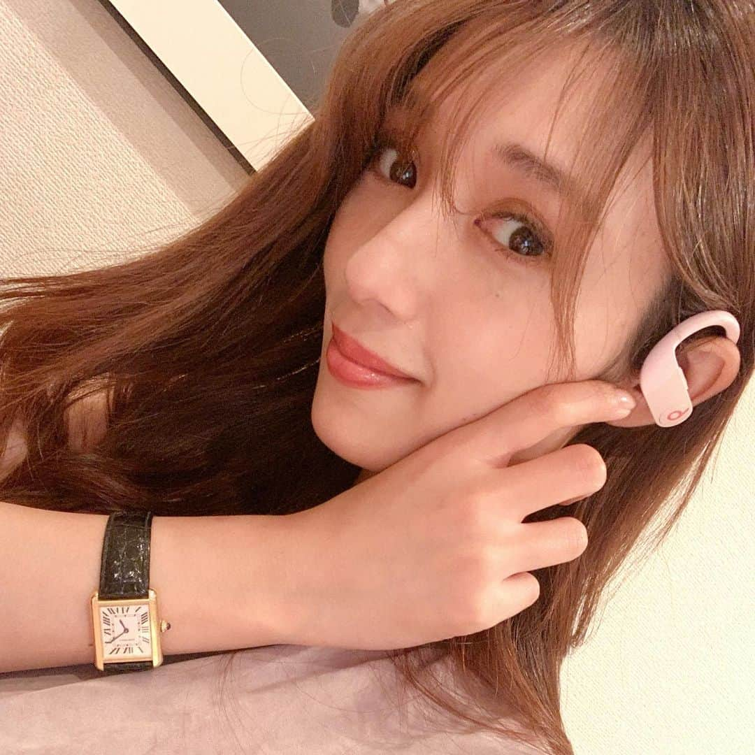 広瀬未花さんのインスタグラム写真 - (広瀬未花Instagram)「私は毎朝作業しながらradikoでラジオ日経聞くことから始まり、YouTube、clubhouse、webセミナーなどとにかくイヤホンが欠かせないライフスタイルなのですが...  有線タイプwも使ってるけど、 最近はこちらのワイヤレスイヤホンを使ってるよ♪♪  専用ケースから取り出してすぐに 電源がONになるタイプ。  走ったりトレーニングしている時も しっかりフィットしてくれるから、 ストレスなく装着してられる！  ピンクが可愛いくてお気に入り♡  #powerbeatspro  #愛用中 #ワイヤレスイヤホン」5月25日 19時06分 - micahirose