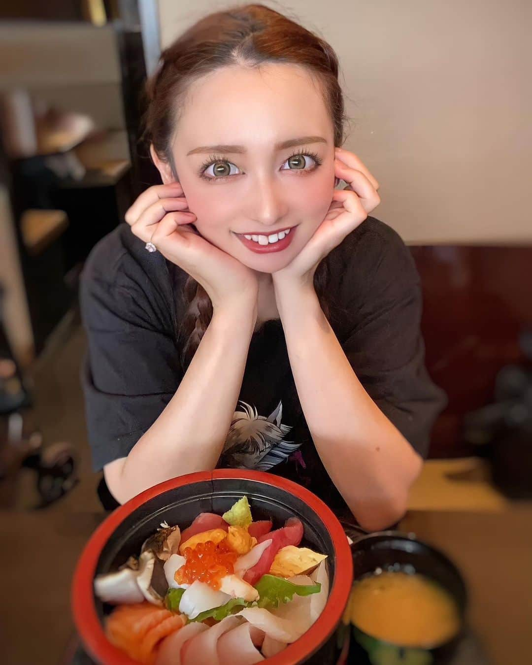 神子島みかさんのインスタグラム写真 - (神子島みかInstagram)「. #海鮮丼 らんちらんち整骨院からのらんち . 差し歯が長いのが 気になるがないよりマシ？w . . . #蔵馬#幽遊白書#そんなTシャツどこで買ってくるんだよ#楽天#産後ダイエット#編み込み#おさけ#35歳#仮歯」5月25日 18時59分 - kagomika