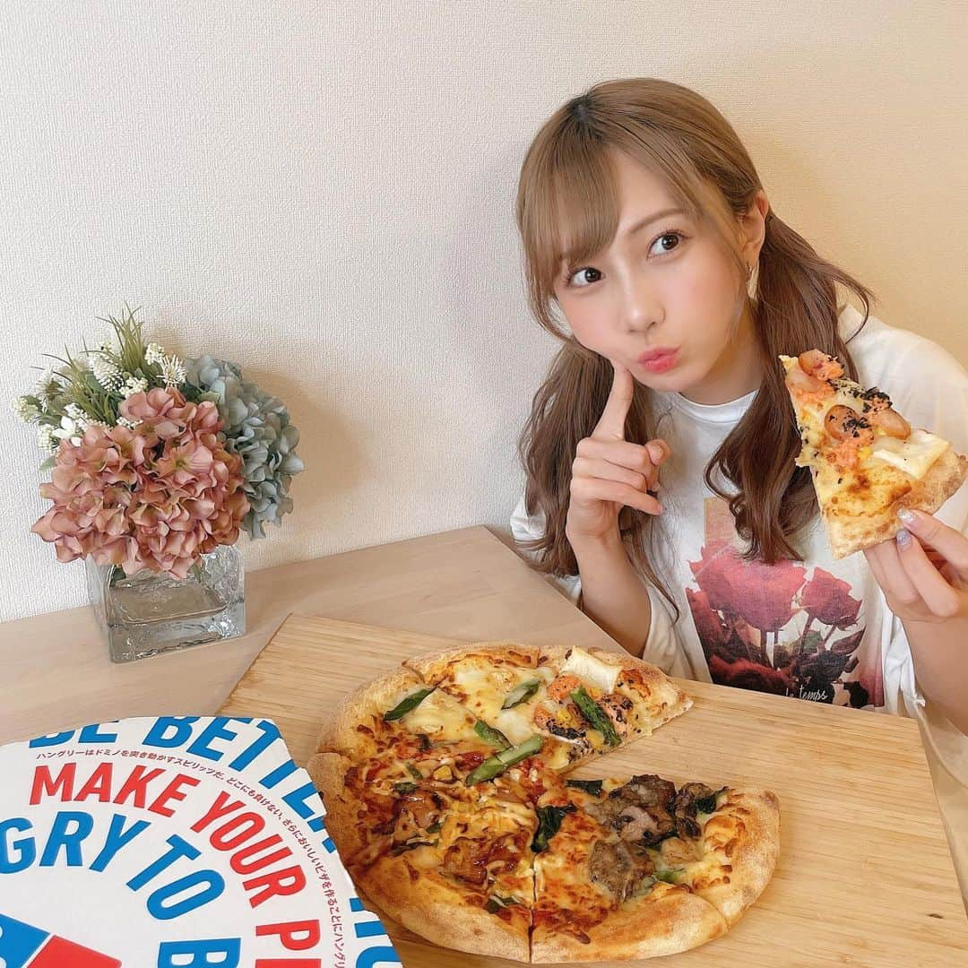 きりたんぽさんのインスタグラム写真 - (きりたんぽInstagram)「ドミノ・ピザのクワトロ・ニッポン﻿ 4つの味を楽しめてどれも最高に美味しかった🍕﻿ ﻿ ママと食べたよ🥺✌🏻﻿ ママは炭火焼チキテリが好きだって✨﻿ 私は明太マヨモチ☺️💞﻿ ﻿ 家族と一緒に食べるとさらに美味しいね🍕﻿ ﻿ ピザ無料券400枚が山分けで当たる﻿ 「#ドミノの和ピザコンテスト 」﻿ コンテストが開催されるので﻿ ぜひ参加してみてください✨🥳﻿ ﻿ 参加方法は公式アカウント(＠dominos_jp)を﻿ フォローして、＃ドミノの和ピザコンテスト﻿ をつけてご家族と一緒にクワトロ・ニッポンを﻿ 食べている写真を投稿✍️﻿ ﻿ #ドミノピザ﻿ #クワトロニッポン﻿ #家族ごはん﻿ #PR﻿ #ドミノの和ピザコンテスト」5月25日 19時00分 - kiritampopopo