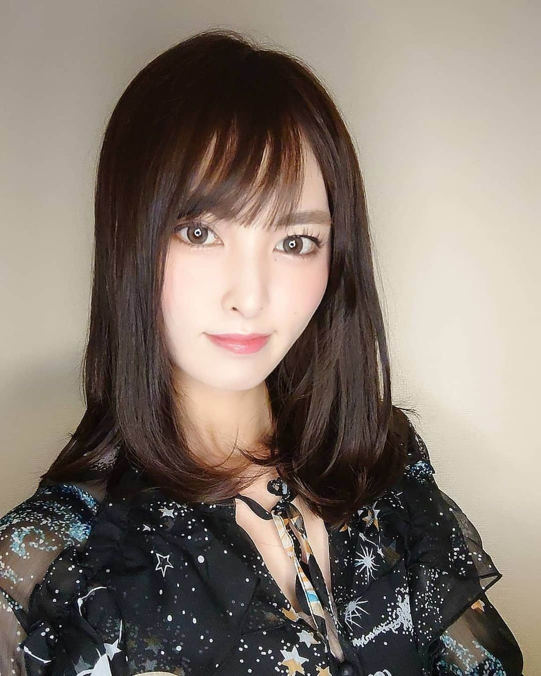 香月わかなさんのインスタグラム写真 - (香月わかなInstagram)「本日はヘアメンテナンス🥰 今回も山根さん @yujiyamane に切っていただきました🙏✨  久しぶりのヘアカラー！ どきどきでした！ でも勇気持って染めて良かったと今嬉しいです♥  長さもロング→ミディアムに！ 段多めで軽やかさもアップです！  山根さん、いつもありがとうございます🥺  茶髪づきもよろしくお願いします✨」5月25日 19時10分 - kazuki_wakana