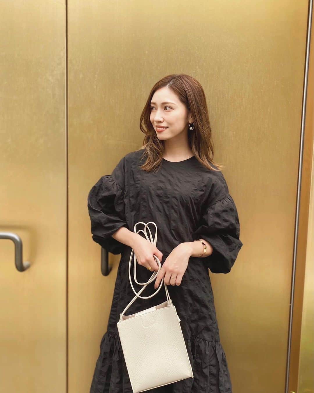 石黒美帆のインスタグラム：「*﻿ 𓂃 𓈒𓏸🐝﻿ ﻿ 何枚も集めてしまっている黒ワンピース🖤﻿ ふんわりな袖とシワにならない素材がお気に入りです◎﻿ ﻿ ﻿ dress#trefleplusone  bag#lilychic#lilychicstyle  earrings#sheriche  ﻿ ﻿ クロコ型押しのスクエアバッグはとても使える🙈💭2,000円代なのがビックリです🤭﻿ ﻿ ﻿ ﻿ ﻿ 親知らずを抜歯して左頬が腫れてるのに﻿ 右を向いてしまった〜笑﻿ ﻿ #ファッション#春服#春服コーデ#春コーデ#夏コーデ#黒ワンピース#シンプルコーデ#モノトーンコーデ#プチプラ#プチプラコーデ#スクエアバッグ#トレフルプラスワン#リリーシック」
