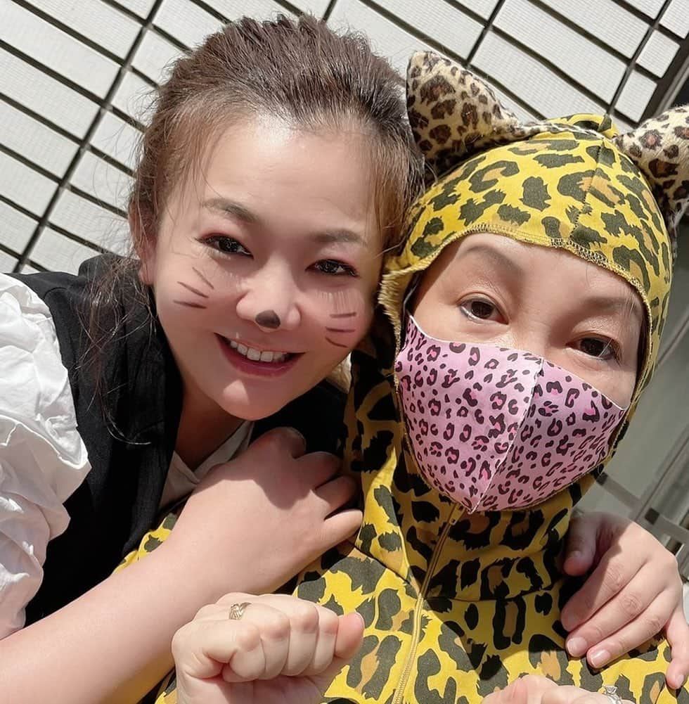 華原朋美さんのインスタグラム写真 - (華原朋美Instagram)「ヒョウとキティちゃんなのです❣️ #岩井志麻子  先生ありがとうございました #尊敬 #華原朋美」5月25日 19時38分 - tomomi_kakala