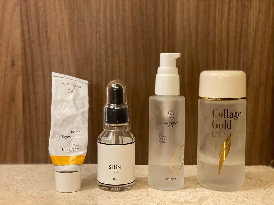 小泉里子のインスタグラム：「持ってきたスキンケア。 化粧水　#collagegold 長年使ってる。 美容液　rice bran oil 最近使いはじめたお米からできたスキンケア。 美容液　@munehirovoice プロデュースのヒト臍帯血細胞がたっぷり入った美容液。 クリーム　@drhauschka.de   どれも、あともう少しで無くなってしまう。 こちらで、あうスキンケア探さなきゃな。 #satokodubai」
