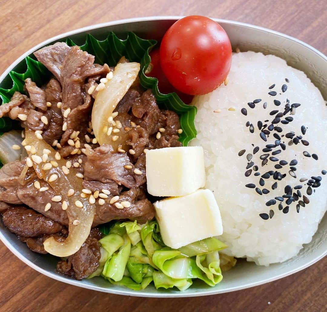 のインスタグラム：「シンプルに焼肉弁当。米は白飯。キャベツはナムル。  ※お弁当シリーズは息子のために私が作っているやつね。」