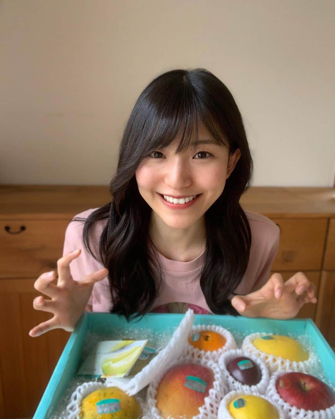 セントフォースさんのインスタグラム写真 - (セントフォースInstagram)「. こんばんは！塩川菜摘です😊  本日26歳のお誕生日でした🎂💕 大好きなフルーツのプレゼントに頬が緩みっぱなしの私😂  どんなことにも飛び込んでチャレンジするのが今年の抱負！アクティブに楽しく過ごす1年にします！！！💪  26歳の私もよろしくお願いします✨  #塩川菜摘 (@natsumi_shiokawa ) . . . . . . . . . . #フルーツ #フルーツギフト #セントフォース #誕生日プレゼント #誕生日 #生誕祭 #20210525 #0525  #fruit #birthday #西野七瀬 さんと一緒♪」5月25日 19時44分 - centforce.official