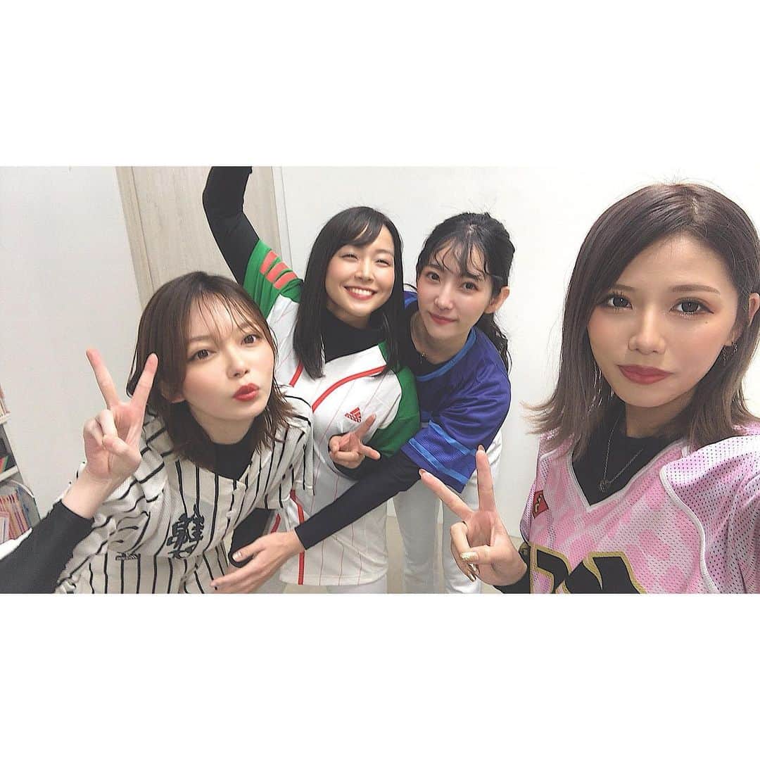 竹本萌瑛子のインスタグラム：「楽屋にて . 楽しい撮影だったナ〜 . そして長い腕で離れた私まで包み込もうとしてくれてる 心優しいりおちゃん 本日お誕生日ですおめちゃん！ . #目指せメジャーリーガー」