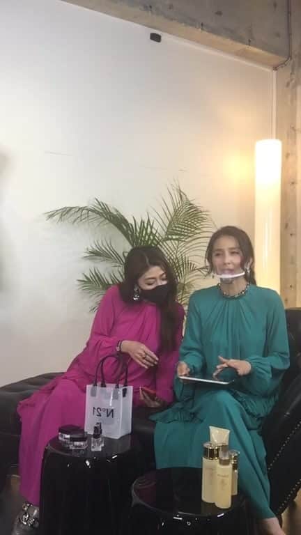 杉本彩のインスタグラム：「第1回目のライブをご覧くださった皆さん、ありがとうございました！  友人の田中タキさんと、週一回の配信を目指して大人女子トークのライブ、続けられたらなぁと思っています😊  @sugimoto_aya0719  @tanakataki  @liberata_official  @iza_official   4つのアカウントから同時配信します😉  次回の配信スケジュールは後日お知らせします。  #AyaTakiLive」