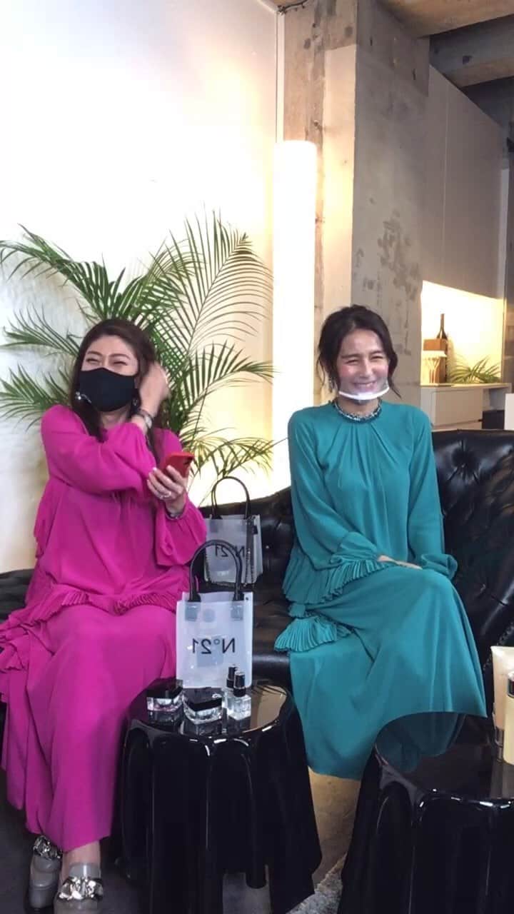 Taki Tanakaのインスタグラム：「杉本彩x田中タキ インスタライブ #AyaTakiLive を大好きな友人彩さんと始めました。  毎週1回配信を目標に、打ち合わせなし&台本なしのぶっつけ本番でw普段のままのふたりのおしゃべりをお届け出来たら♡と思います。  @sugimoto_aya0719  @liberata_official  @iza_official  @tanakataki  以上4つのアカウントから同時配信！  #izastagram」