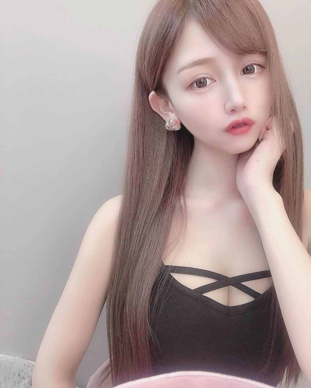 yuu__aaaのインスタグラム：「. . 📸 . . おすすめのプチプラアイテムありますか👼🏻 . .  #shooting #撮影#📸#キャミ #サラサラ#ストレートヘア #ロングヘア」