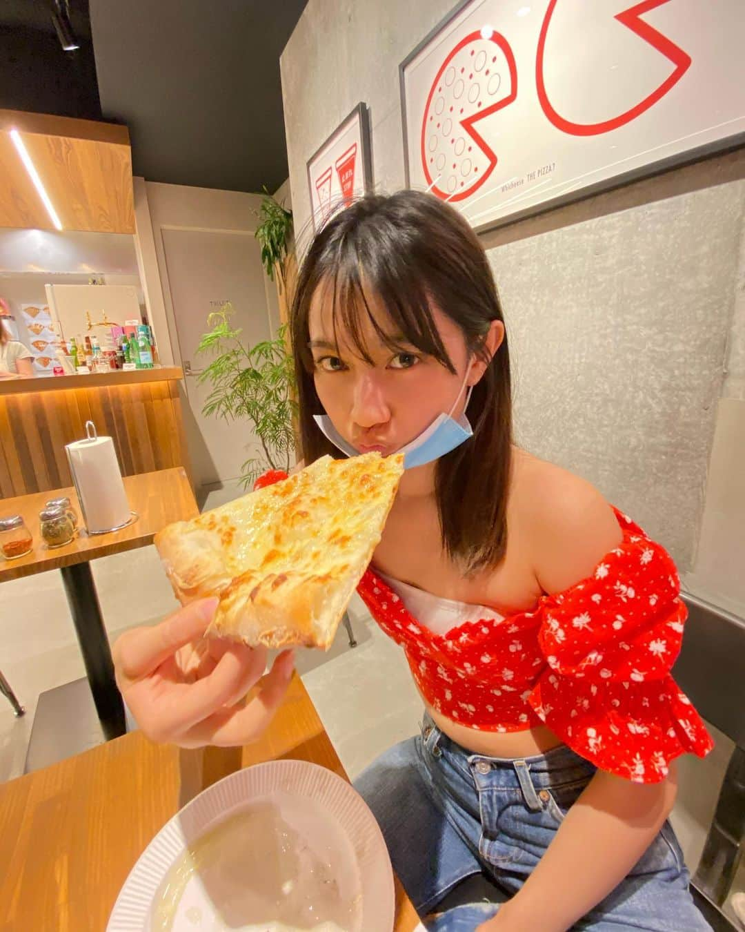 武田あやなのインスタグラム：「. チーズと蜂蜜の組み合わせ最高🧀🍯 だがしかしメッッチャ熱いねん🍕www 一瞬だけ手で🙌w 腹出ちゃってるけどwww 触れないでもろてwww . . . . . . . . . #下北沢 #ピザ屋 #食テロ #ポトレ女子 #オフショル  #わがままボディ #ビジョビ #色気  #エロかわ #萌え #おフェロ　 #スレンダー #むちむち #黒髪女子  #フェチ #美女 #貧乳 #美少女  #性感 #丸顔 #お洒落女子 #彼女感  #他撮り #大人女子 #グランジ  #japanesegirl #portrait_shots  #ootdpost #grungepost #asiangirls」