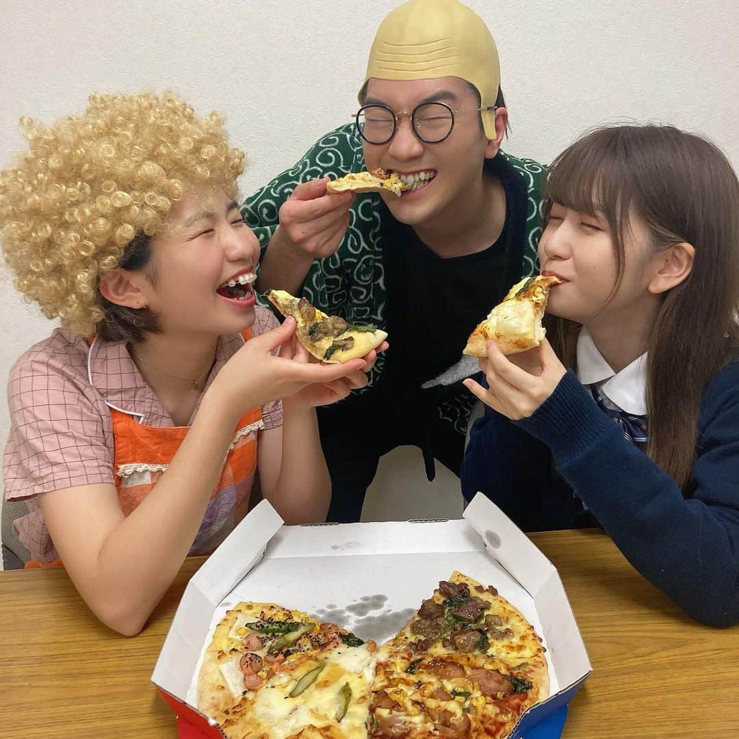 どみちゃんさんのインスタグラム写真 - (どみちゃんInstagram)「ドミノ・ピザのクワトロ・ニッポンをボンボンファミリーで食べました🍕 和風のピザだから子供からおじいちゃんまで家族みんなで楽しめました🍕 この時期テイクアウトやデリバリーできるのはすごく便利だよね！ 私は明太マヨモチが1番好きだったよー！みんなは何味が好きだろうー！🍕 . クワトロ・ニッポンを買ったら公式アカウント＠dominos_jp をフォローして、#ドミノの和ピザコンテスト で写真を投稿するだけで、ピザ400枚の無料券が山分けで貰えるチャンスです！🍕 400枚ってやばすぎます…！ みんなも是非投稿してみてね☺️ . 夢だったドミノ・ピザさんとのタイアップ、めちゃくちゃ嬉しい……😭🍕 . . #ドミノピザ #クワトロニッポン #家族ごはん #PR #ドミノの和ピザコンテスト」5月25日 20時04分 - domi723___