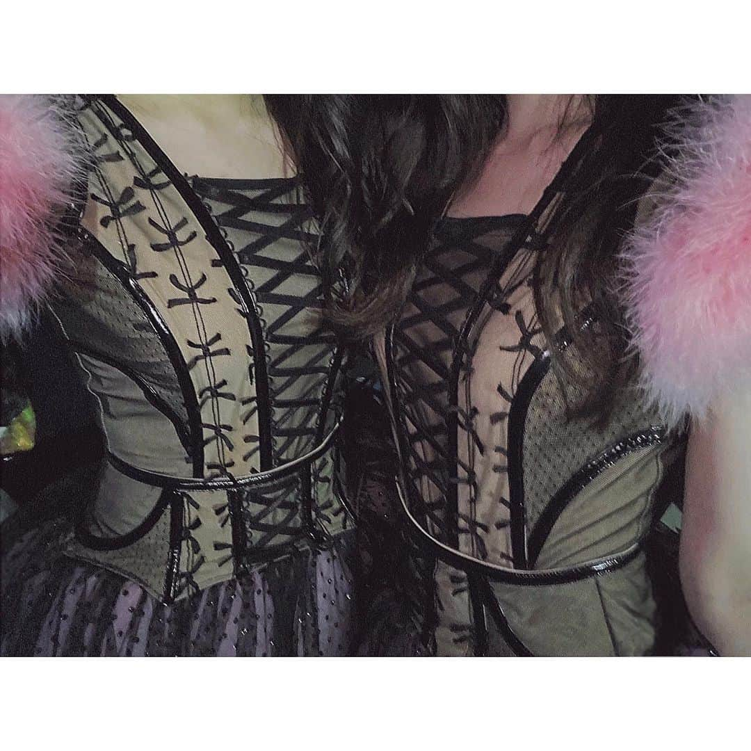 永野恵のインスタグラム：「. 🎀🖤🎀🖤🎀 . . 単独コンSexyチームの衣装💍 . . ずっと可愛いって思ってたから着れて嬉しかった☁️ . . 🎀🖤🎀🖤🎀 . #akb48 #akb単独コンサート #今こそakb #アイドル #アイドル衣装 #にゃん」