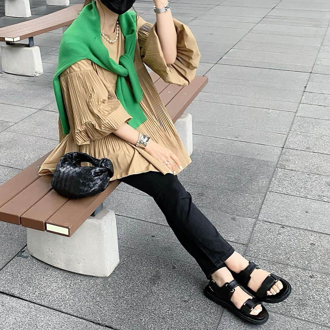 のインスタグラム：「2021.5.25  camel×green×black  バルーン袖や胸下から広がるフレアシルエットが、スタイルアップして見せてくれて嬉しいブラウス💕 @duna.gc   張りとシャリ感のある生地に細かいプリーツもすごく可愛い◡̈⃝  落ち着いたキャメルベージュの色味も、大人に着られるから重宝しそう🤎  tops #duna#duna_gc#pr #バルーンスリーブプリーツブラウス cardigan #milaowen pants #uniqlo bag #bottegaveneta shoes #zara」