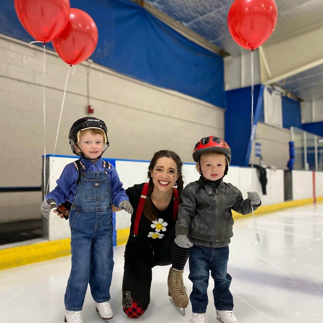 アリッサ・シズニーのインスタグラム：「Thank you to the @profsk8rsassoc for hosting the US Open virtually this year—for giving skaters a continued chance to stretch our creativity. It was my first time competing virtually, but it was a success, with special thanks to my nephews (and @h_rosekasper ) for cheering me on and to @chlobean30 for filming 🎈I was inspired by watching all the skaters, and have so much respect for everyone who participated! Thank you to all the judges and sponsors ❤️and to the Professional Skaters Association for this opportunity ⛸」