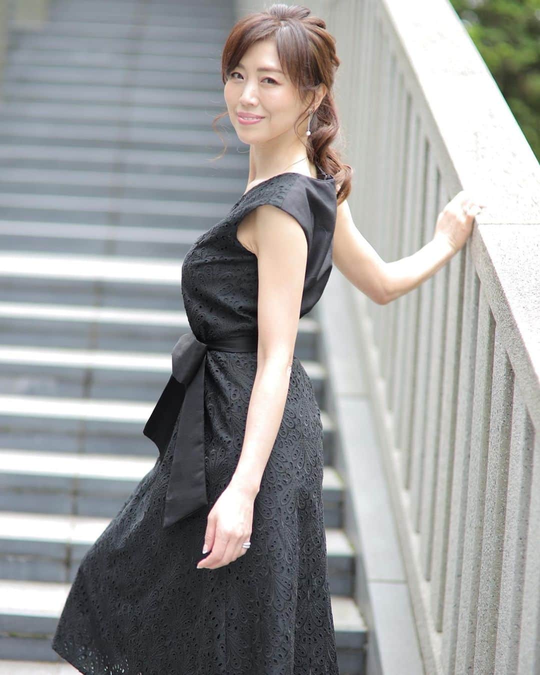 のインスタグラム：「#おはようございます  ・ ・ #久しぶり に 写真を撮って頂きました。 お肌綺麗に撮って頂き嬉しい✨ #photo ➡︎ @matsuda440  ・  ・  #ootd  #fashion  ・ #ワンピース　➡︎ @setaichiro_official  #setaichiro  #セタイチロウ  ・ #shoes ➡︎ @boutiqueosaki #boutiqueosaki   #2021ss  #夏コーデ  #黒ワンピース  #blackdress  #photography  #photo  #美肌 #白肌 #美素肌  #beauty  #きれいめコーデ  #大人可愛い #大人コーデ  #コーデ  #fashionista  #ファッションコーデ  #エレガントコーデ」