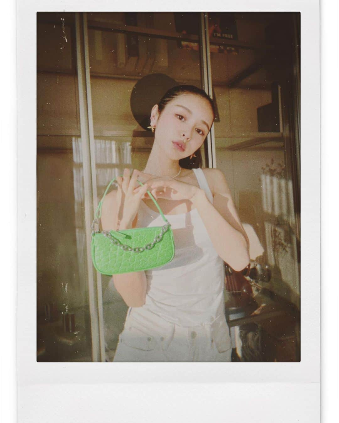 加治ひとみさんのインスタグラム写真 - (加治ひとみInstagram)「💚💚💚 最近はずっとグリーンな気分🥴✌️  𝐛𝐚𝐠 @byfar_official  𝐭𝐨𝐩𝐬 @theory__  𝐝𝐞𝐧𝐢𝐦 @uniqlo_jp   𝐞𝐚𝐫𝐫𝐢𝐧𝐠 @louisvuitton  𝐧𝐞𝐜𝐤𝐥𝐚𝐜𝐞 @astleyclarke  #かぢコーデ」5月25日 22時18分 - kaji_26