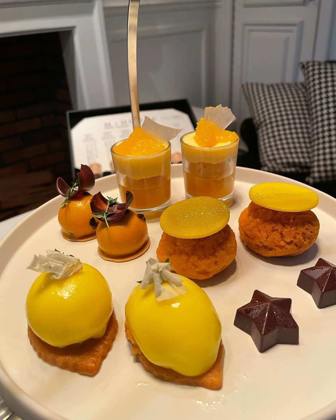 サキ吉さんのインスタグラム写真 - (サキ吉Instagram)「M/houseのシトラスアフタヌーンティ🍊🍋✨ ． めっちゃ可愛くない？！💛 しかも全部美味しいの🥰 特にレモンソースのかかったフレンチトースト💕 甘酸っぱくてふわふわ🥺✨ ． ビタミンカラーのスイーツで元気になりました🧡💛🧡💛 ． #mhouse  #ebisu #lunch #afternoontea  #アフタヌーンティー #エムハウス #恵比寿ランチ #恵比寿グルメ #恵比寿カフェ」5月25日 22時15分 - sakikichi1201