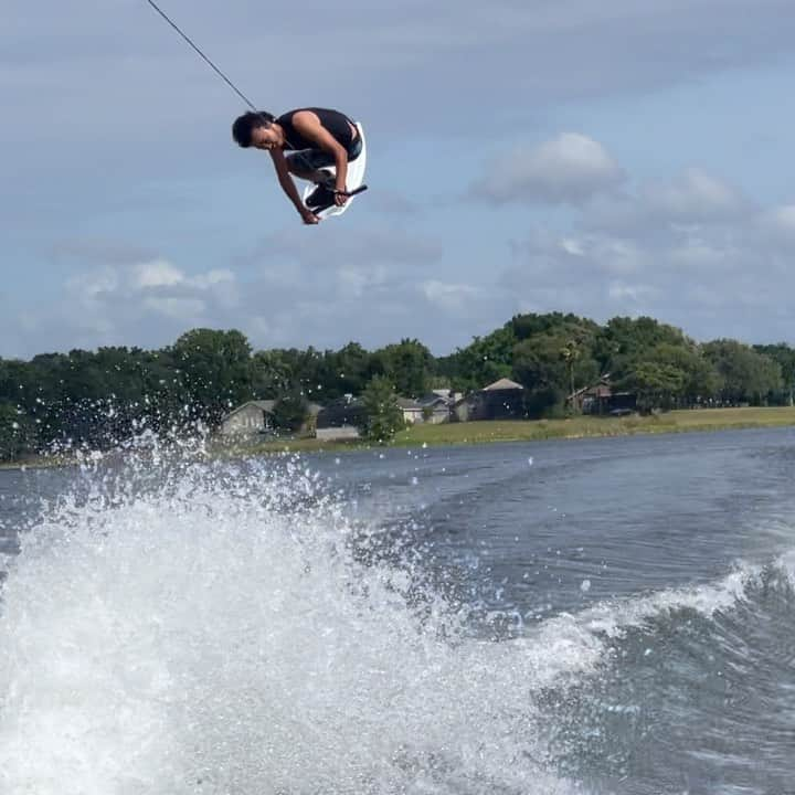 手塚翔太のインスタグラム：「Simple but fun😎🔥 I love how easy it is to pop with my* my @obrienwatersports #Shotavalhalla 🌪」