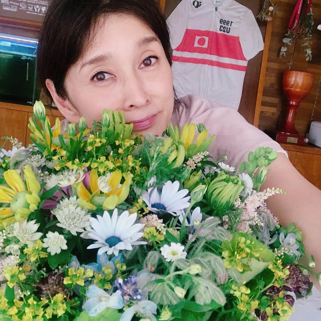 益子直美さんのインスタグラム写真 - (益子直美Instagram)「ステキなお花をいただきました🌸  毎年誕生日にお花を送ってくれる片岡くんのセンス、大好き💕  いい香りに包まれて、おうち時間が華やかになりました！  ありがとう💓  #花  #花のある暮らし  #花アレンジメント」5月25日 22時28分 - naomi.masuko