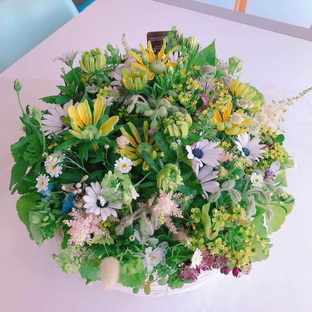 益子直美さんのインスタグラム写真 - (益子直美Instagram)「ステキなお花をいただきました🌸  毎年誕生日にお花を送ってくれる片岡くんのセンス、大好き💕  いい香りに包まれて、おうち時間が華やかになりました！  ありがとう💓  #花  #花のある暮らし  #花アレンジメント」5月25日 22時28分 - naomi.masuko