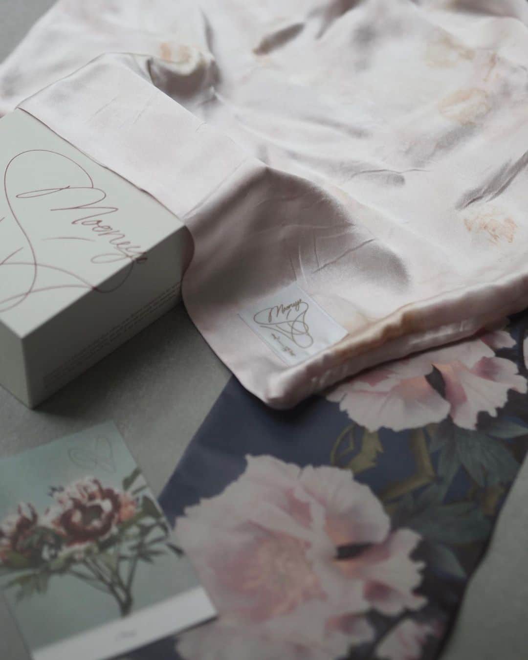 大橋菜央さんのインスタグラム写真 - (大橋菜央Instagram)「Silk Cushion Cover dyed with reuse flowers🥀﻿ ﻿ ﻿ ﻿ 花びら染めのクッションカバー @mooneyo_official ﻿ 包みも可愛くて思わず📸﻿ ﻿ イベントで使用されて破棄されてしまう花や﻿ 規格外で処分される花が﻿ こうやってまた違う形でプロダクトとして命がつながるのがとても素敵🥀✨﻿ ﻿ シルクの肌ざわりもいいのでベッドまわりに置くのにぴったり🤤♡﻿ ﻿ 一瞬でMiaに取られてしまったけどね🥲﻿ ﻿ ﻿ ﻿ #草花染め #草木染め #もーねよ #シルククッション #アップサイクル #naoliving_interior」5月25日 22時55分 - naoliving