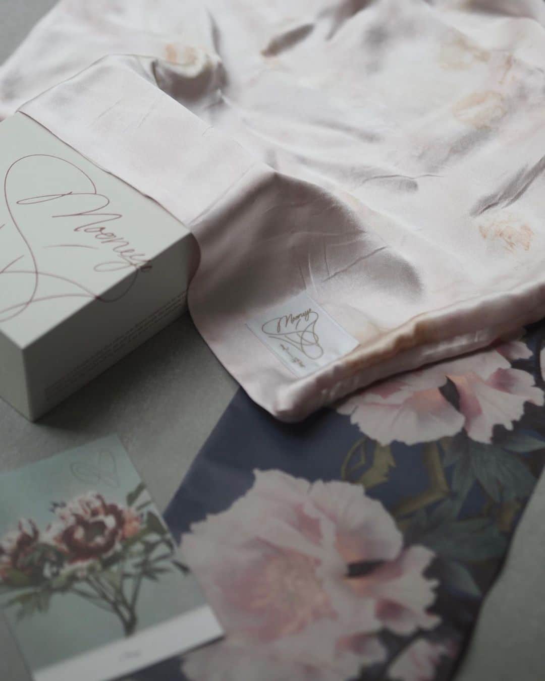 大橋菜央のインスタグラム：「Silk Cushion Cover dyed with reuse flowers🥀﻿ ﻿ ﻿ ﻿ 花びら染めのクッションカバー @mooneyo_official ﻿ 包みも可愛くて思わず📸﻿ ﻿ イベントで使用されて破棄されてしまう花や﻿ 規格外で処分される花が﻿ こうやってまた違う形でプロダクトとして命がつながるのがとても素敵🥀✨﻿ ﻿ シルクの肌ざわりもいいのでベッドまわりに置くのにぴったり🤤♡﻿ ﻿ 一瞬でMiaに取られてしまったけどね🥲﻿ ﻿ ﻿ ﻿ #草花染め #草木染め #もーねよ #シルククッション #アップサイクル #naoliving_interior」