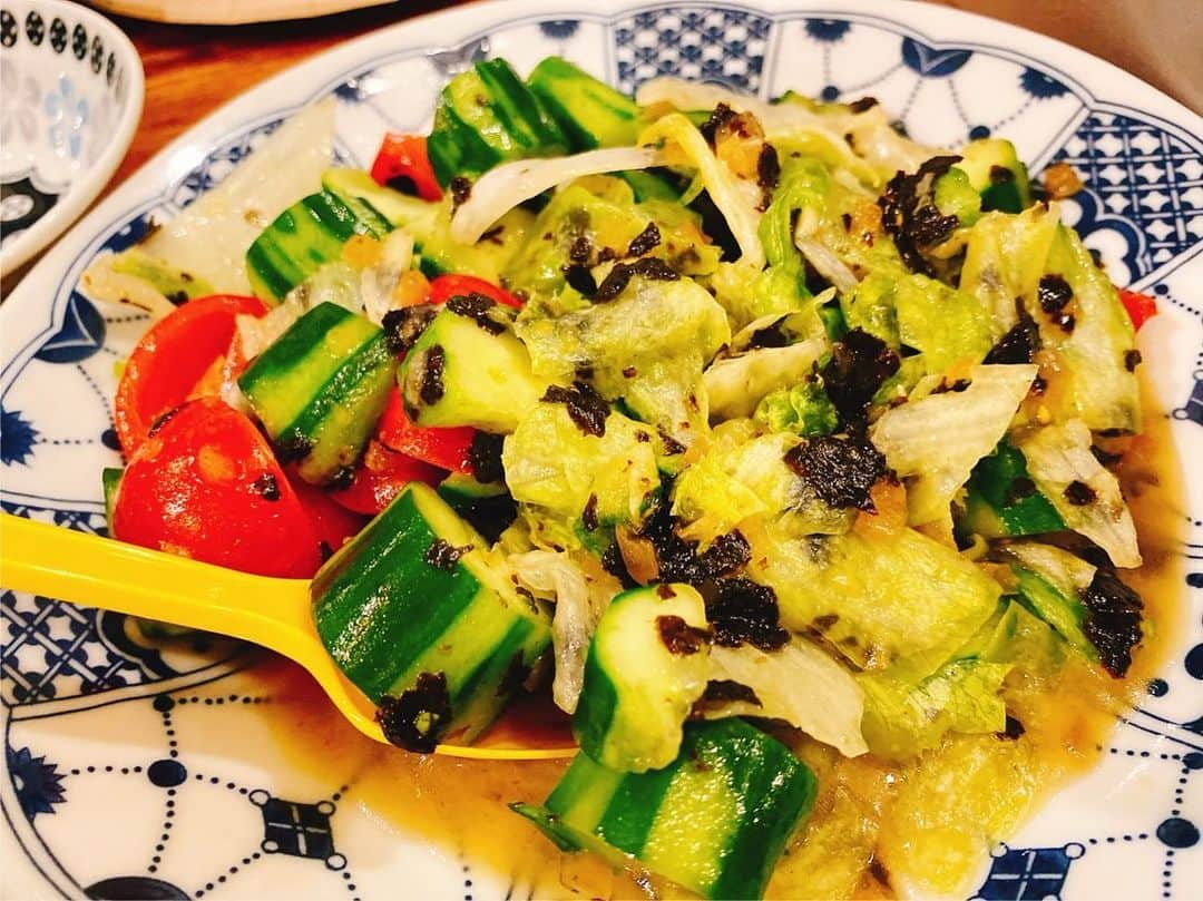 スザンヌさんのインスタグラム写真 - (スザンヌInstagram)「お野菜いっぱい#お家ごはん 🍲  定期的にいろんな県のお野菜便を頼んでます♡ 今日届いたのは#岡山県産野菜   どんなお野菜が届くかお任せだから サプライズ感もあってたのしい♡ 新鮮で美味しい🥒🍅🥬🥕🥦  お鍋やサラダ、スパニッシュオムレツにもたくさん入れてわたしは嬉しい♡ （系統はバラバラだね） 息子は、野菜ばっかりはちょっといやだ😂そうです。。 おかげでお魚はたくさん食べてましたが🐟  あーおなかいっぱい！！ ストレッチして寝よう☺️  #スザ飯  #クラムチャウダーはきーちゃんが持たせてくれた👵♡」5月25日 23時10分 - suzanneeee1028