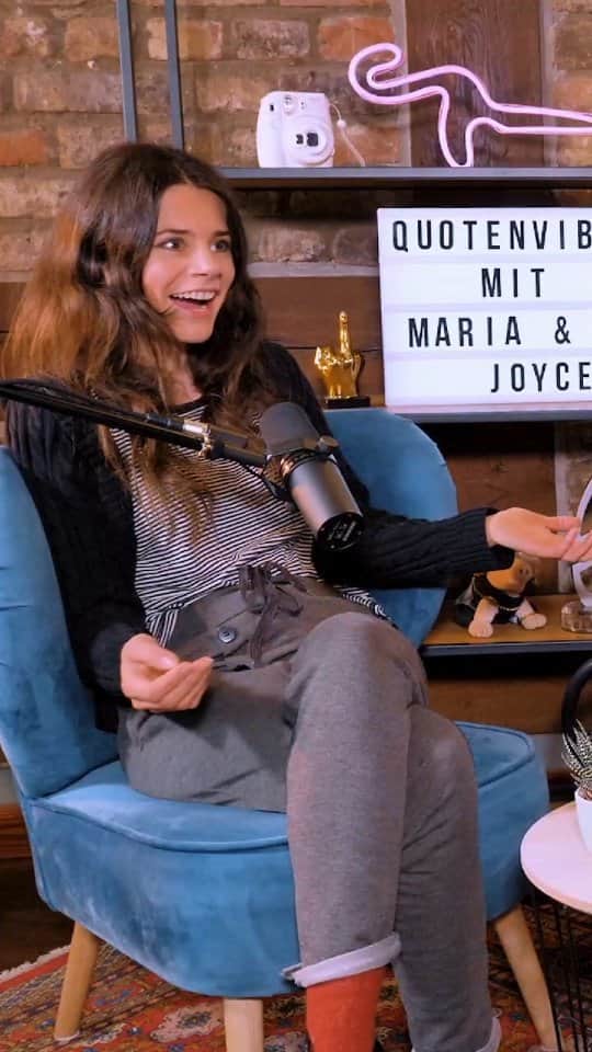 Joyce Ilgのインスタグラム：「Die gute Sara Zar 😂... @sarazar du bist herzlich als Gast in @mariaclaragroppler 's & meinen neuen Podcast QUOTENVIBES eingeladen. Übermorgen kommt die 2. Folge online. Vielen Dank, dass ihr uns direkt mit der 1. Folge in die Podcastcharts katapultiert habt 😍🙏.」