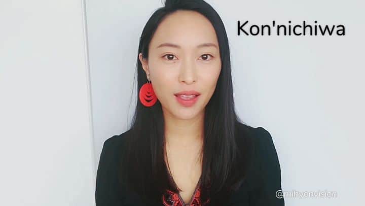 鈴木みほのインスタグラム：「Experimental art in experimental video. 実験的アートを実験的に撮ったビデオでご紹介🤯😳😖  #anotherplanet #konnichiwa #acrylicpaint #actresslife #experimentalart #pouring #experimental #stayhomeorder #ポーリングアート #ステイホーム #セルフテープ #実験好き #アクリル絵の具 #ボンド #ボンドの無限大の可能性 #女優 #海外在住 #ドラマの準備もちゃんとやってるよ笑」
