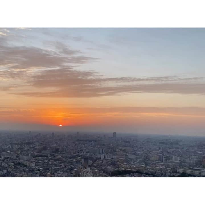 香音有希のインスタグラム：「今日の夕暮れが とっても美しくて、 ただただ陽が沈むのを みている動画です。　 #サンセット #sunset  #美#魅了#🌞#加工なし #良いお天気でした #良い1日でした  . .  明日の夜は皆既月食だそうです。 何十年振りの、とか 次にみれるのは何十年後、 と聞くとちょっと無理をしてでも みたいタイプです。 . #天体ショー好き」