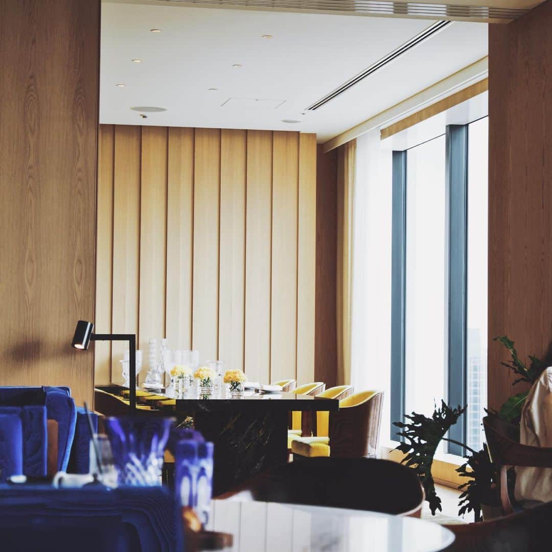 久林紘子さんのインスタグラム写真 - (久林紘子Instagram)「🍴𝐓𝐎𝐊𝐘𝐎 𝐄𝐃𝐈𝐓𝐈𝐎𝐍 𝐓𝐎𝐑𝐀𝐍𝐎𝐌𝐎𝐍﻿ 𝑻𝒉𝒆 𝑩𝒍𝒖𝒆 𝑹𝒐𝒐𝒎💙﻿ ﻿ ﻿ モーニングもディナーと同じ The BLUE ROOMで。﻿@theblueroomtokyo (屋外テラス付きのスペシャリティレストランThe Jade Room + Garden Terraceはコロナでオープンが延期中💭)﻿ ﻿ ﻿ イヴ・クラインの絵画を彷彿とさせる﻿ 美しいクライン・ブルーを纏った空間🟦﻿ ﻿ The Blue Room Breakfastは﻿ 洋食か和食のチョイス🍴﻿ ＿＿＿＿＿＿＿＿＿＿＿＿＿＿＿＿＿＿＿＿＿＿ ﻿ 📍東京エディション虎ノ門　The Blue Room﻿ ✍︎︎東京都港区虎ノ門4-1-1 31F﻿ ☏03-5422-1600﻿ ☕︎︎Morning: 6:30〜10:30(Weekend〜11:00)﻿ @toranomonedition ﻿ ＿＿＿＿＿＿＿＿＿＿＿＿＿＿＿＿＿＿＿＿＿＿ ﻿ #東京ホテル #ラグジュアリーホテル #ホテル好き #ホテル好きな人と繋がりたい #東京タワー #ザブルールーム#ホテル朝食 #ホテルモーニング #隈研吾 #クラインブルー #TokyoEDITIONToranomon #東京エディション虎ノ門 #EditionHotels #EditionHotel #tokyotower #tokyotower🗼#TheBlueRoom #IanSchrager #ikb #YvesKlein」5月26日 7時15分 - rohicocco