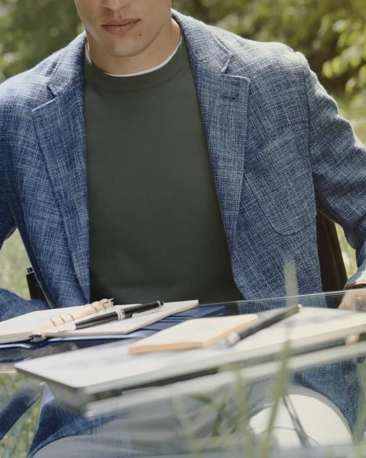 カナーリのインスタグラム：「The word “office” has been completely upended, and the antiquated cliché is ready to give way to a more fluid work environment. Discover the #CanaliShacket in the new story produced in collaboration with @esquireitalia. #Canali1934」