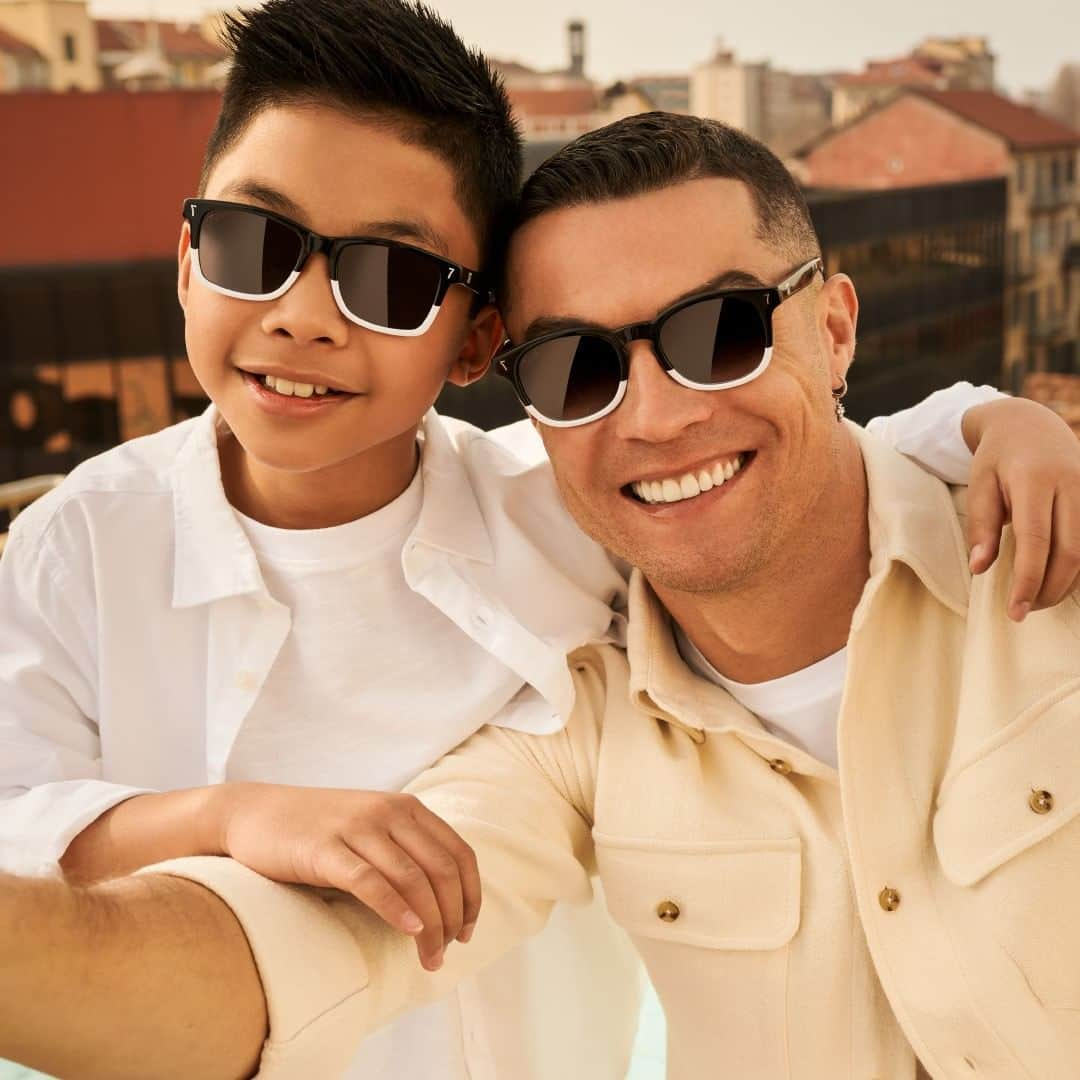 クリスティアーノ・ロナウドさんのインスタグラム写真 - (クリスティアーノ・ロナウドInstagram)「Matching style and matching shades!  @cr7cristianoronaldo Junior Eyewear Collection is ready to conquer your whole family.  #CR7EYEWEAR」5月26日 2時00分 - cristiano