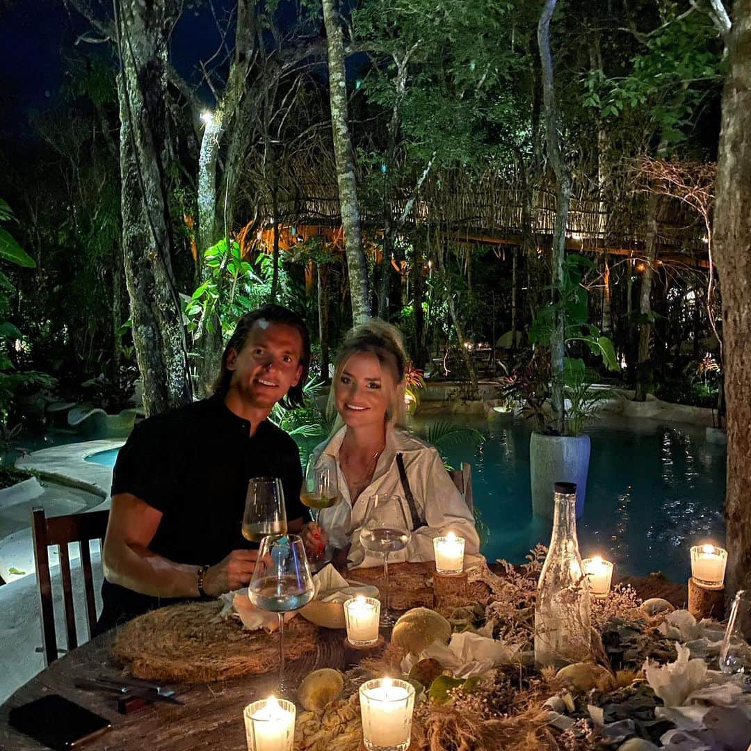 パヴェル・オルコウスキのインスタグラム：「Was a little scared driving out into the jungle at night but the ambiance of this place was amazing, food was awesome. It’s difficult to explain but if you like nature you will love this place!  @junglecuisine.azulik   . #mexico🇲🇽 #tulum #azulik #azuliktulum #azulikjungle #junglecousins #junglecousineazulik #junglerestaurant #meksyk #tulumrestaurant #tulumrestaurants #thebestrestaurantintheworld #thebestrestaurantsintheworld #azulikmuseum #azulikresidence #tulumazulik #restauracjadżungla #mexicorestaurant #mexicorestaurantero #tulumrestaurants #naturerestaurant #organicrestaurant #organicrestaurants #toprestaurants」