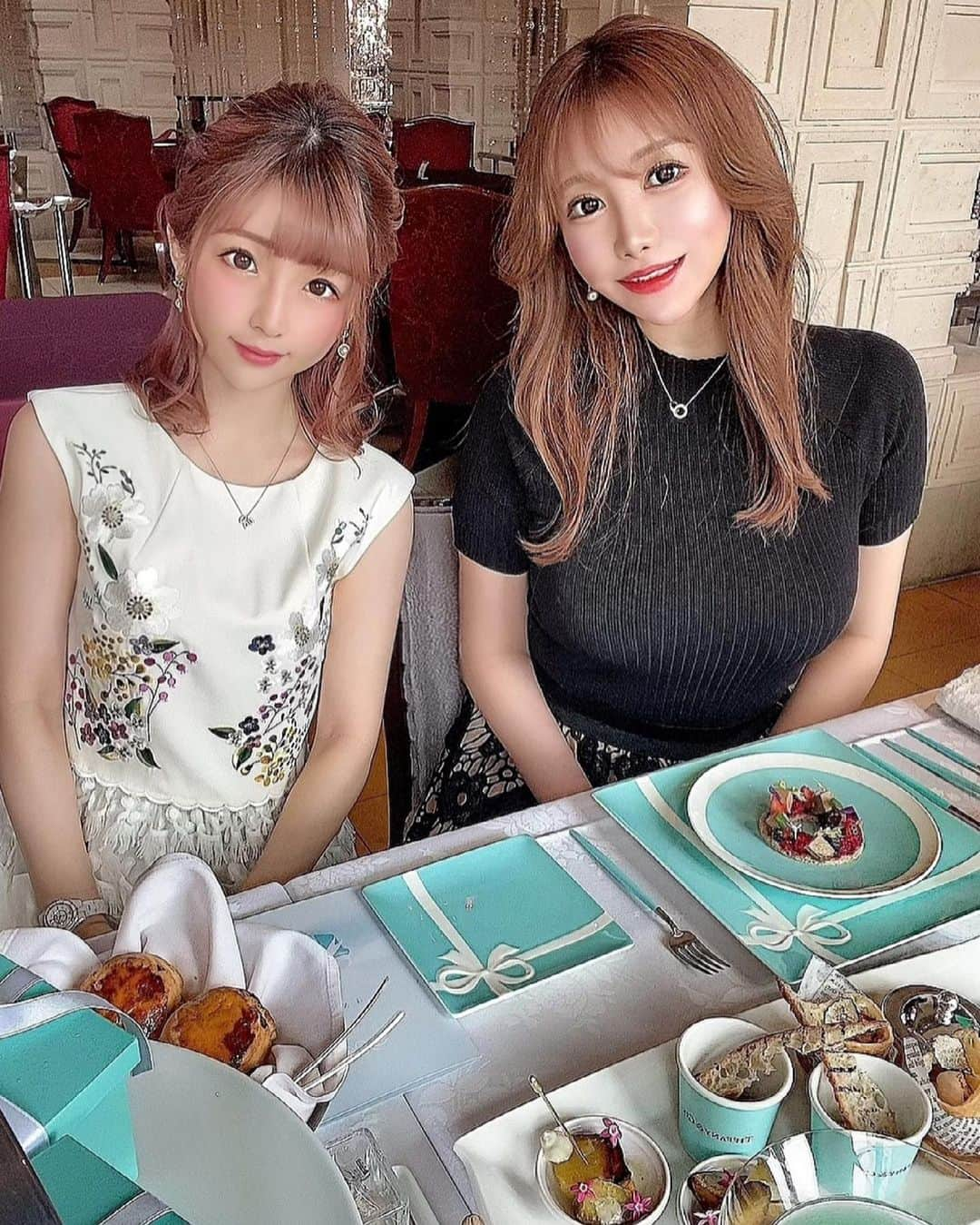 佐倉絆さんのインスタグラム写真 - (佐倉絆Instagram)「1日5組限定のTiffany Afternoontea💙  プレゼントの箱はチョコで出来てて 中身はマドレーヌとか入ってて 宝箱でテンションあがった✨😭✨  みいなてゃと行ったんですが、 可愛いTiffanyの食器には似合わない 大変な会話ばっかりしていたわ👶✨  おそろのヴァレンティノで行ったのに 載せるの忘れました👠  #RISTORANTEOZIO #東京ベイコート倶楽部 #東京ベイコート #ベイコート倶楽部 #ベイコート #tokyobaycourtclub #アフタヌーンティー #afternoontea #tiffany #tiffanycafe #ティファニー #ティファニーアフタヌーンティー #ティファニーカフェ #若月みいな #バインボインみいなてゃ #パイセンて呼ばれる #見た目可愛いのに #めちゃおもろい人 #どうぞよろしく #いつも顔ピカピカ #佐倉絆のデブ活」5月26日 2時58分 - kizunasakura