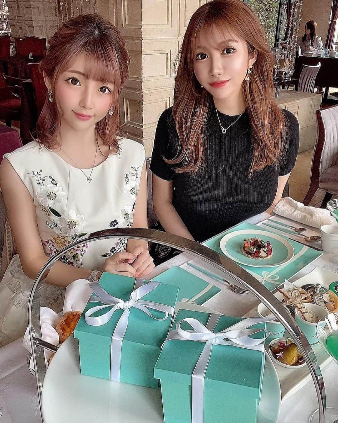 佐倉絆さんのインスタグラム写真 - (佐倉絆Instagram)「1日5組限定のTiffany Afternoontea💙  プレゼントの箱はチョコで出来てて 中身はマドレーヌとか入ってて 宝箱でテンションあがった✨😭✨  みいなてゃと行ったんですが、 可愛いTiffanyの食器には似合わない 大変な会話ばっかりしていたわ👶✨  おそろのヴァレンティノで行ったのに 載せるの忘れました👠  #RISTORANTEOZIO #東京ベイコート倶楽部 #東京ベイコート #ベイコート倶楽部 #ベイコート #tokyobaycourtclub #アフタヌーンティー #afternoontea #tiffany #tiffanycafe #ティファニー #ティファニーアフタヌーンティー #ティファニーカフェ #若月みいな #バインボインみいなてゃ #パイセンて呼ばれる #見た目可愛いのに #めちゃおもろい人 #どうぞよろしく #いつも顔ピカピカ #佐倉絆のデブ活」5月26日 2時58分 - kizunasakura