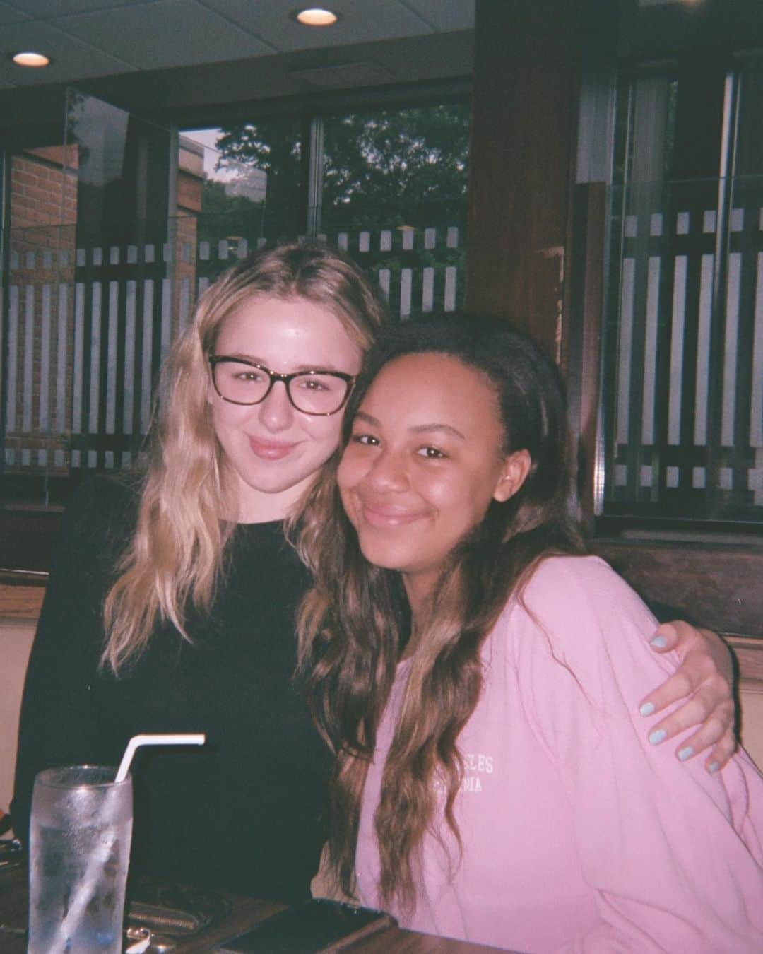 Nia Sioux Frazierさんのインスタグラム写真 - (Nia Sioux FrazierInstagram)「happy 20th bday chloe! wouldn’t want to do life with anyone else. love u for evaaa🤍」5月26日 3時30分 - niasioux