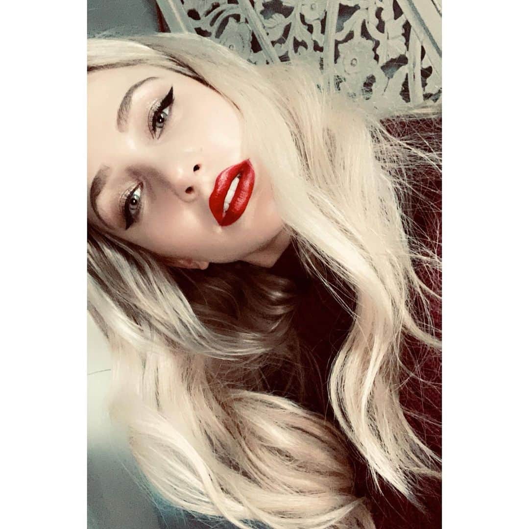 タイラー・ピアースのインスタグラム：「Red lip kinda day🩸」